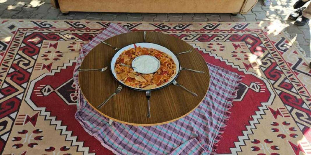 Nesilden nesle aktarılan kültür! Tek ocakta pişiyor, kokusu tüm mahalleyi sarıyor: İmece hazırlık herkesin karnını doyuruyor 4